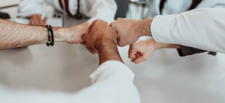 cohésion d'équipe et poings liés